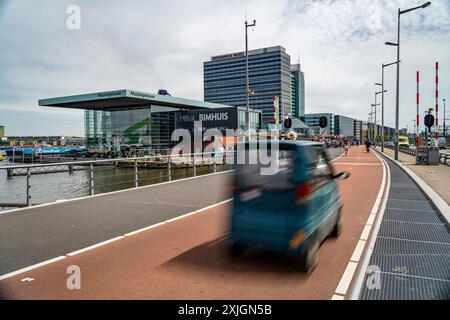 Minicars, Kleinstwagen, bis 45 kmh schnell, dürfen ab 15 Jahren alter gefahren werden, dürfen Radwege benutzen, sehr Beliebt in Amsterdam, weil sie fast überall einen Parkplatz finden, Niederlande Minicars *** Minicars, petites voitures, jusqu'à 45 km de vitesse, peuvent être conduites à partir de 15 ans, peuvent utiliser des pistes cyclables, très populaire à Amsterdam car ils peuvent trouver une place de parking presque partout, Minicars pays-Bas Banque D'Images