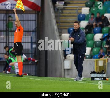 Windsor Park, Belfast, Irlande du Nord, Royaume-Uni. 18 juillet 2024. UEFA Europa Conference League Qualifying Round 1 (première manche) – Linfield v Stjarnan FC. Action du match de ce soir au parc Windsor (Linfield en bleu). David Healy, manager de Lnfield. Redit : CAZIMB/Alamy Live News. Banque D'Images