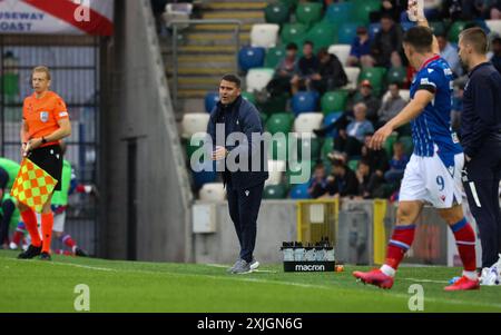 Windsor Park, Belfast, Irlande du Nord, Royaume-Uni. 18 juillet 2024. UEFA Europa Conference League Qualifying Round 1 (première manche) – Linfield v Stjarnan FC. Action du match de ce soir au parc Windsor (Linfield en bleu). David Healy, directeur de CLinfield. Redit : CAZIMB/Alamy Live News. Banque D'Images