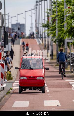 Minicar, Modell Canta, Kleinstwagen, bis 45 kmh schnell, dürfen ab 15 Jahren alter gefahren werden, dürfen Radwege benutzen, sehr Beliebt in Amsterdam, weil sie fast überall einen Parkplatz finden, Niederlande Minicars *** Minicar, modèle Canta, la plus petite voiture, jusqu'à 45 km/h fast, peut être conduite à partir de 15 ans, peut utiliser des pistes cyclables, très populaires à Amsterdam car ils peuvent trouver une place de parking presque partout, Minicars pays-Bas Banque D'Images