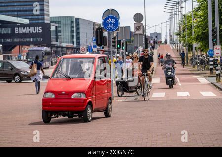 Minicar, Modell Canta, Kleinstwagen, bis 45 kmh schnell, dürfen ab 15 Jahren alter gefahren werden, dürfen Radwege benutzen, sehr Beliebt in Amsterdam, weil sie fast überall einen Parkplatz finden, Niederlande Minicars *** Minicar, modèle Canta, la plus petite voiture, jusqu'à 45 km/h fast, peut être conduite à partir de 15 ans, peut utiliser des pistes cyclables, très populaires à Amsterdam car ils peuvent trouver une place de parking presque partout, Minicars pays-Bas Banque D'Images