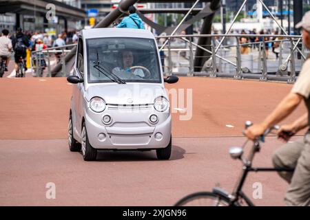 Minicars, Kleinstwagen, bis 45 kmh schnell, dürfen ab 15 Jahren alter gefahren werden, dürfen Radwege benutzen, sehr Beliebt in Amsterdam, weil sie fast überall einen Parkplatz finden, Niederlande Minicars *** Minicars, petites voitures, jusqu'à 45 km de vitesse, peuvent être conduites à partir de 15 ans, peuvent utiliser des pistes cyclables, très populaire à Amsterdam car ils peuvent trouver une place de parking presque partout, Minicars pays-Bas Banque D'Images