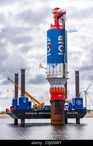 Plate-forme avec le système IQIP EQ-Piling, pour le pieu silencieux des tuyaux en acier, comme fondation dans le fond marin, pour les éoliennes offshore, à Protec Banque D'Images