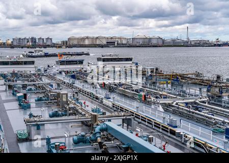 Navires-citernes intérieurs en attente de nouvelles cargaisons, dans le Petroleumhaven, port maritime de Rotterdam, Maasvlakte, Rotterdam pays-Bas, Banque D'Images