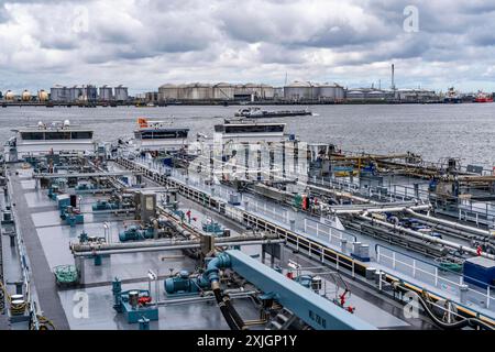 Navires-citernes intérieurs en attente de nouvelles cargaisons, dans le Petroleumhaven, port maritime de Rotterdam, Maasvlakte, Rotterdam pays-Bas, Banque D'Images