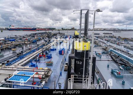 Navires-citernes intérieurs en attente de nouvelles cargaisons, dans le Petroleumhaven, port maritime de Rotterdam, Maasvlakte, Rotterdam pays-Bas, Banque D'Images