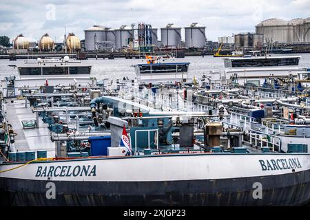 Navires-citernes intérieurs en attente de nouvelles cargaisons, dans le Petroleumhaven, port maritime de Rotterdam, Maasvlakte, Rotterdam pays-Bas, Banque D'Images