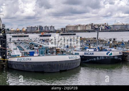 Navires-citernes intérieurs en attente de nouvelles cargaisons, dans le Petroleumhaven, port maritime de Rotterdam, Maasvlakte, Rotterdam pays-Bas, Banque D'Images