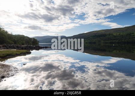 Magnifique Loch Tay dans le Perthshire, dans les Highlands écossais un matin d'été Banque D'Images