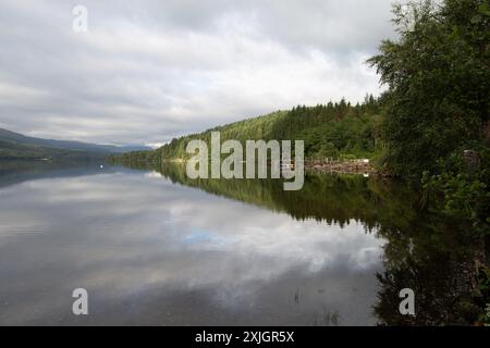 Magnifique Loch Tay dans le Perthshire, dans les Highlands écossais un matin d'été Banque D'Images