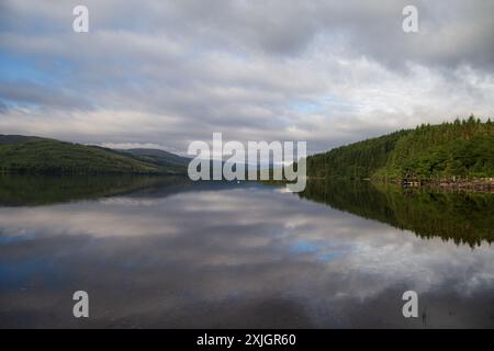 Magnifique Loch Tay dans le Perthshire, dans les Highlands écossais un matin d'été Banque D'Images