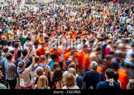 Le Leocorno Contrada quitte la Piazza Del Campo après Une course d'essai, le Palio, Sienne, Toscane, Italie. Banque D'Images