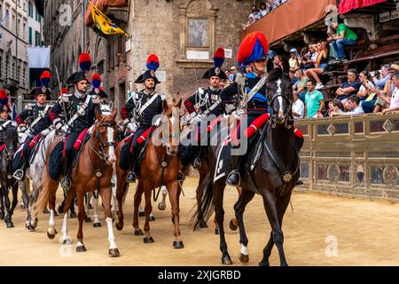 Une escouade de policiers de Carabinieri montés met sur Une exposition dans la Piazza Del Campo avant la procession historique, le Palio, Sienne, Italie. Banque D'Images