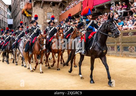 Une escouade de policiers de Carabinieri montés met sur Une exposition dans la Piazza Del Campo avant la procession historique, le Palio, Sienne, Italie. Banque D'Images