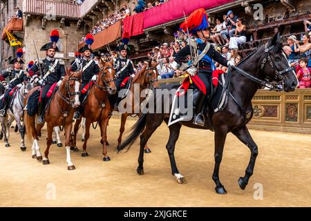 Une escouade de policiers de Carabinieri montés met sur Une exposition dans la Piazza Del Campo avant la procession historique, le Palio, Sienne, Italie. Banque D'Images