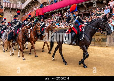 Une escouade de policiers de Carabinieri montés met sur Une exposition dans la Piazza Del Campo avant la procession historique, le Palio, Sienne, Italie. Banque D'Images