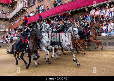 Une escouade de policiers de Carabinieri montés met sur Une exposition dans la Piazza Del Campo avant la procession historique, le Palio, Sienne, Italie. Banque D'Images