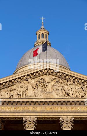 Drapeau français flotte sur le fronton du Panthéon, place du Panthéon, quartier Latin, 5ème arrondissement, Paris, France, UE - ciel bleu clair, gros plan Banque D'Images