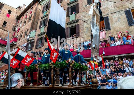 Les bœufs blancs et la bannière de soie du Palio (le Carroccio) arrivent sur la Piazza Del Campo dans le cadre de la procession historique, le Palio, Sienne, Italie. Banque D'Images