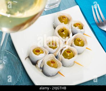 Rouleaux de hareng aux olives farcies Banque D'Images