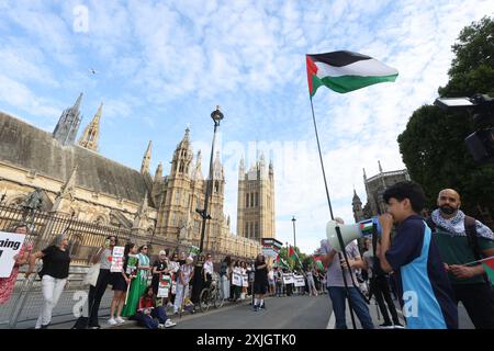 Londres, Royaume-Uni, 18 juillet 2024. Les mains autour du Parlement - les partisans palestiniens ont lié les mains tout autour du Parlement, appelant le gouvernement britannique à cesser d'envoyer des armes à Israël alors que les morts continuent de s'accumuler à Gaza. Crédit : Monica Wells/Alamy Live News Banque D'Images