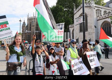 Londres, Royaume-Uni, 18 juillet 2024. Les mains autour du Parlement - les partisans palestiniens ont lié les mains tout autour du Parlement, appelant le gouvernement britannique à cesser d'envoyer des armes à Israël alors que les morts continuent de s'accumuler à Gaza. Crédit : Monica Wells/Alamy Live News Banque D'Images