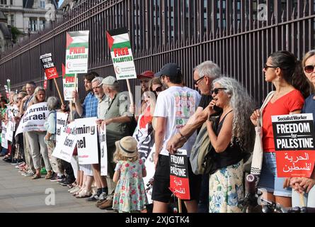 Londres, Royaume-Uni, 18 juillet 2024. Les mains autour du Parlement - les partisans palestiniens ont lié les mains tout autour du Parlement, appelant le gouvernement britannique à cesser d'envoyer des armes à Israël alors que les morts continuent de s'accumuler à Gaza. Crédit : Monica Wells/Alamy Live News Banque D'Images