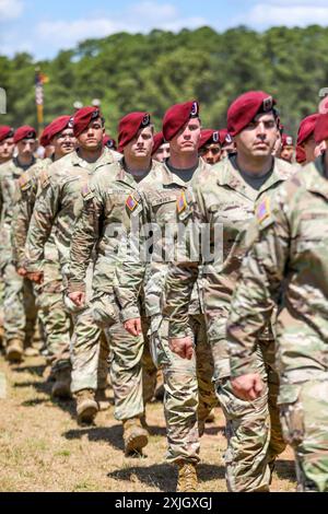 Les parachutistes de l'armée américaine affectés à l'équipe de combat de la 2nd Brigade, 82nd Airborne Division, marchent à la passe en revue lors de la cérémonie de changement de commandement du 2nd BCT à Fort Liberty, Caroline du Nord, le 21 juin 2024. La cérémonie de changement de commandement représente le transfert d'autorité d'un commandant à un autre. Le 2e BCT, dont la devise est « allons-y », a été activé pour la première fois en 1925 en tant que 325e régiment d’infanterie. Les parachutistes du 2nd BCT, 82nd Airborne Division, restent prêts à répondre à l’appel de la nation. (Photo de l'armée américaine par le sergent Lilliana Magoon) Banque D'Images