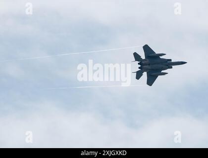 Un F-15C Eagle affecté à la 125th Fighter Wing effectue une sortie d'entraînement à Jacksonville Air National Guard base, en Floride, le 11 juillet 2024. Les F-15 Eagles quittent le 125th FW vers la fin de 2024 et l'unité devrait recevoir des F-35 Lightning II début 2025. La formation de conversion et les changements d'infrastructure sont actuellement en cours pour préparer les aviateurs au changement de mission. (Photo de la Garde nationale aérienne américaine par l'aviateur principal Brooke Keisler) Banque D'Images