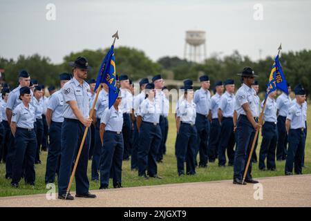 Plus de 500 aviateurs affectés aux vols 459-471, diplômés de l'entraînement militaire de base de l'US Air Force à joint base San Antonio, Texas, du 17 au 18 juillet 2024. Le colonel Jennifer Anderson, de la mobilisation individuelle augmentée au commandant de la 37e Escadre d’entraînement, base interarmées San Antonio-Lackland, Texas, a passé en revue la cérémonie. (Photo de l'US Air Force par Daniel Cruz) Banque D'Images