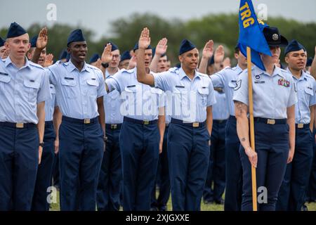 Plus de 500 aviateurs affectés aux vols 459-471, diplômés de l'entraînement militaire de base de l'US Air Force à joint base San Antonio, Texas, du 17 au 18 juillet 2024. Le colonel Jennifer Anderson, de la mobilisation individuelle augmentée au commandant de la 37e Escadre d’entraînement, base interarmées San Antonio-Lackland, Texas, a passé en revue la cérémonie. (Photo de l'US Air Force par Daniel Cruz) Banque D'Images