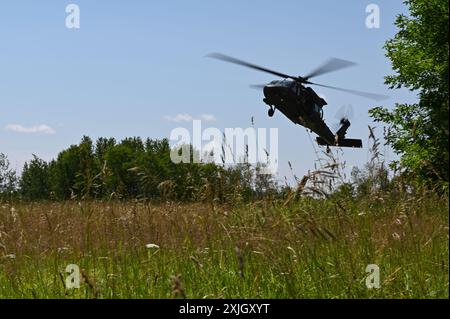 Les soldats américains du 2e bataillon de la Garde nationale de l'armée du Minnesota, 147e régiment d'aviation manœuvrent un UH-60 Black Hawk dans la zone d'atterrissage de l'opération Multi-Tools. L'exercice Agile combat Employment (ACE) a fourni une formation en petite équipe d'aviateurs multi-capables (MCA) pour les aviateurs de la 148th Fighter Wing grâce à la collaboration avec la Garde nationale de l'armée du Minnesota et le département des ressources naturelles du Minnesota. (Photo de la Garde nationale aérienne des États-Unis par le Sgt. Maître Megan Shaner) Banque D'Images