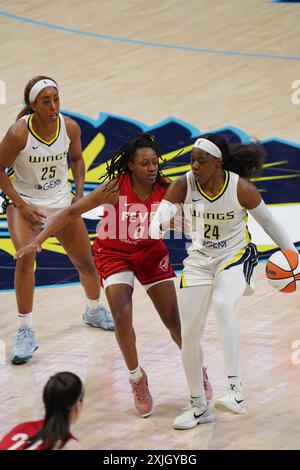 Arlington, Texas, États-Unis. 17 juillet 2024. Arike Ogunbowale #24 des Dallas Wings gère le ballon lors du match WNBA entre les Dallas Wings et l'Indiana Fever au College Park Center. Score final Dallas 101 Indiana 93. Le 17 juillet 2024 à Arlington, Texas. (Crédit image : © Javier Vicencio/eyepix via ZUMA Press Wire) USAGE ÉDITORIAL SEULEMENT! Non destiné à UN USAGE commercial ! Banque D'Images