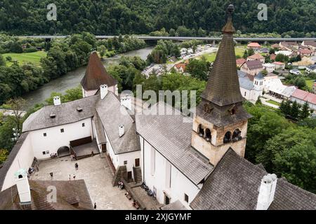 Château d'Orava-Slovaquie-07.2024 : Château sur une montagne parmi les feuilles vertes Banque D'Images