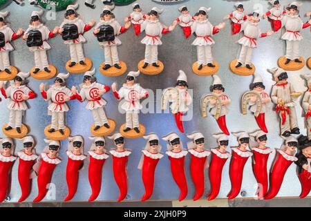 Souvenirs lumineux drôles d'acteurs de théâtre sous la forme de poivrons rouges pour porter chance dans une boutique de souvenirs à Naples, en Italie Banque D'Images