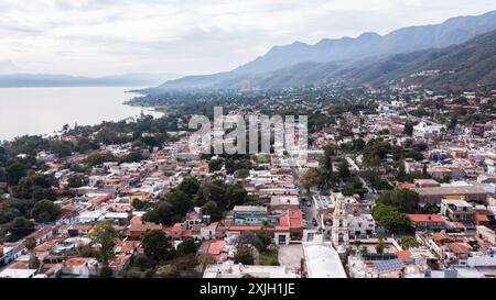 Ajijic, Jalisco, Mexique - 22 décembre 2023 : la lumière du soleil brille dans l'après-midi sur le centre historique du centre-ville d'Ajijic, entouré par les montagnes et la Banque D'Images