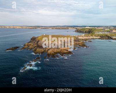 Superbe vue aérienne du promontoire à Newquay, cornwall, montrant la plage de Fistral et l'océan atlantique par une belle journée d'été Banque D'Images