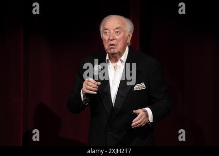 LONDRES, ANGLETERRE : Jimmy Tarbuck se produit à l'ouverture du London palladium pour Barry Manilow lors de sa dernière performance au Royaume-Uni. Avec la participation des artistes : Jimmy Tarbuck où : Londres, Royaume-Uni quand : 09 juin 2024 crédit : Neil Lupin/WENN Banque D'Images