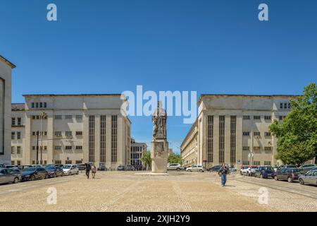 Sur la place Dom Dinis se trouve la statue du roi Dinis, fondateur du campus universitaire au 13ème siècle dans la ville universitaire portugaise de Coimbra. Banque D'Images