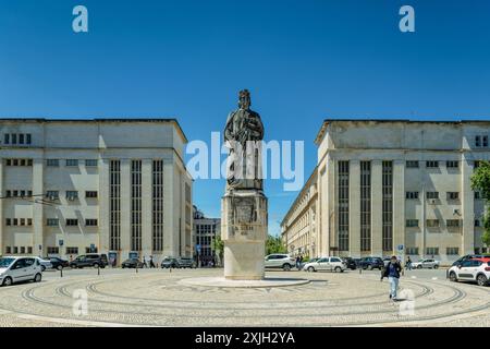 Sur la place Dom Dinis se trouve la statue du roi Dinis, fondateur du campus universitaire au 13ème siècle dans la ville universitaire portugaise de Coimbra. Banque D'Images