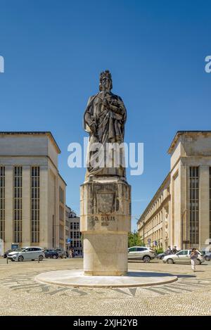 Sur la place Dom Dinis se trouve la statue du roi Dinis, fondateur du campus universitaire au 13ème siècle dans la ville universitaire portugaise de Coimbra. Banque D'Images