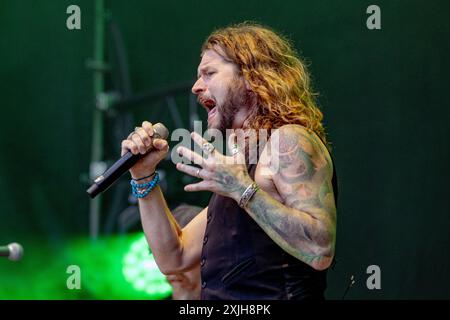 Rival sons auf dem KunstRasen Bonn Gronau - 17.07.2024. Jay BUCHANAN Gesang von der US amerikanischen Rock Band RIVAL SONS beim Live Auftritt auf der KunstRasen Bühne - Der KunstRasen in Bonn Gronau ist eine Beliebte Sommer Open Air Konzertreihe am Rande der Rheinaue am Bonner Rheinufer. Bonn Gronau Nordrhein-Westfalen Deutschland *** Rival sons at the Kunst Rasen Bonn Gronau 17 07 2024 Jay BUCHANAN chant du groupe de rock américain RIVAL SONS se produisant en direct sur la scène Kunst Rasen le Kunst Rasen à Bonn Gronau est une série de concerts en plein air d'été populaire sur le bord du Rheinaue sur Banque D'Images