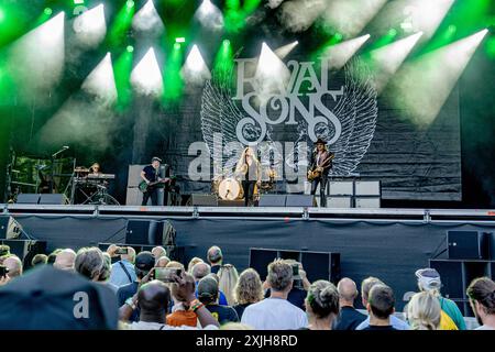 Rival sons auf dem KunstRasen Bonn Gronau - 17.07.2024. Jay BUCHANAN Gesang von der US amerikanischen Rock Band RIVAL SONS beim Live Auftritt in der KunstRasen Bühne - Der KunstRasen in Bonn Gronau ist eine Beliebte Sommer Open Air Konzertreihe am Rande der Rheinaue am Bonner Rheinufer. Bonn Gronau Nordrhein-Westfalen Deutschland *** Rival sons at the Kunst Rasen Bonn Gronau 17 07 2024 Jay BUCHANAN chant du groupe de rock américain RIVAL SONS se produisant en direct sur la scène Kunst Rasen le Kunst Rasen à Bonn Gronau est une série de concerts en plein air d'été populaire sur le bord du Rheinaue sur t Banque D'Images