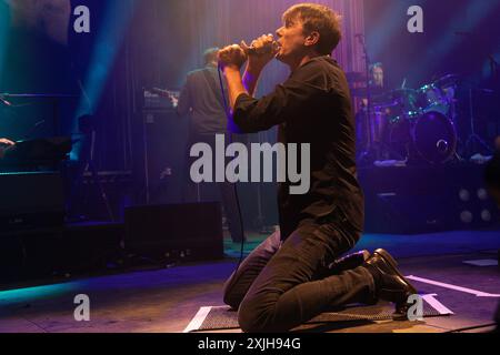 Londres, Royaume-Uni. 18 juillet 2024. Le chanteur Brett Anderson du groupe de rock anglais Suede se produit à Alexandra Palace Park. Crédit : Justin Ng/Alamy Live News Banque D'Images