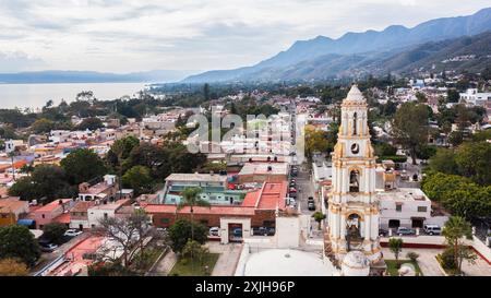 Ajijic, Jalisco, Mexique - 22 décembre 2023 : la lumière du soleil brille dans l'après-midi sur le centre historique du centre-ville d'Ajijic, entouré par les montagnes et la Banque D'Images