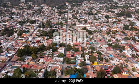 Après-midi vue aérienne du centre-ville historique du centre-ville d'Ajijic, Jalisco, Mexique. Banque D'Images