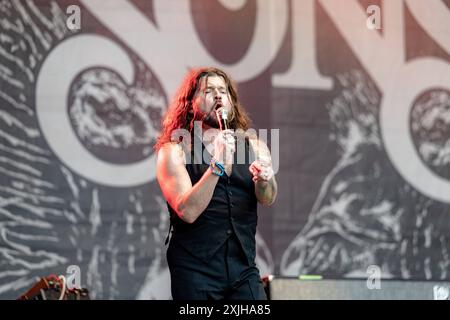 Rival sons auf dem KunstRasen Bonn Gronau - 17.07.2024. Jay BUCHANAN Gesang von der US amerikanischen Rock Band RIVAL SONS beim Live Auftritt auf der KunstRasen Bühne - Der KunstRasen in Bonn Gronau ist eine Beliebte Sommer Open Air Konzertreihe am Rande der Rheinaue am Bonner Rheinufer. Bonn Gronau Nordrhein-Westfalen Deutschland *** Rival sons at the Kunst Rasen Bonn Gronau 17 07 2024 Jay BUCHANAN chant du groupe de rock américain RIVAL SONS se produisant en direct sur la scène Kunst Rasen le Kunst Rasen à Bonn Gronau est une série de concerts en plein air d'été populaire sur le bord du Rheinaue sur Banque D'Images