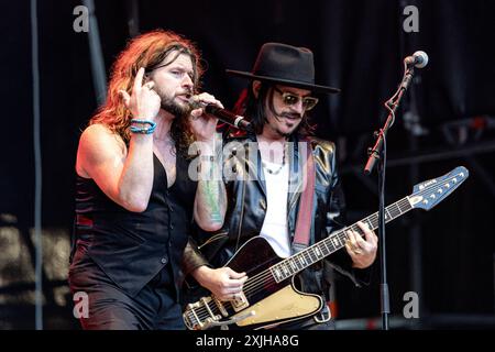 Rival sons auf dem KunstRasen Bonn Gronau - 17.07.2024. Jay BUCHANAN Gesang und Scott HOLIDAY Gitarre von der US amerikanischen Rock Band RIVAL SONS beim Live Auftritt auf der KunstRasen Bühne - Der KunstRasen in Bonn Gronau ist eine Beliebte Sommer Open Air Konzertreihe am Rande der Rheinaue am Bonner Rheinufer. Bonn Gronau Nordrhein-Westfalen Deutschland *** Rival sons au Kunst Rasen Bonn Gronau 17 07 2024 Jay BUCHANAN chant et Scott guitare de VACANCES du groupe de rock américain RIVAL SONS se produisant en direct sur la scène Kunst Rasen le Kunst Rasen à Bonn Gronau est un été ouvert populaire Banque D'Images