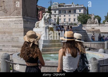 Rome, Italie. 18 juillet 2024. Filles près de l'une des fontaines de la Piazza del Popolo à Rome (photo de Matteo Nardone/Pacific Press) crédit : Pacific Press Media production Corp./Alamy Live News Banque D'Images