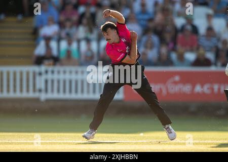 Taunton, Royaume-Uni. 18 juillet 2024. Ben Green du Somerset Bowling lors du Vitality Blast match entre Somerset et Sussex Sharks au Cooper Associates County Ground. Crédit : Dave Vokes/Alamy Live News Banque D'Images